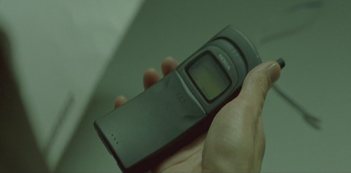 Neo holding the phone